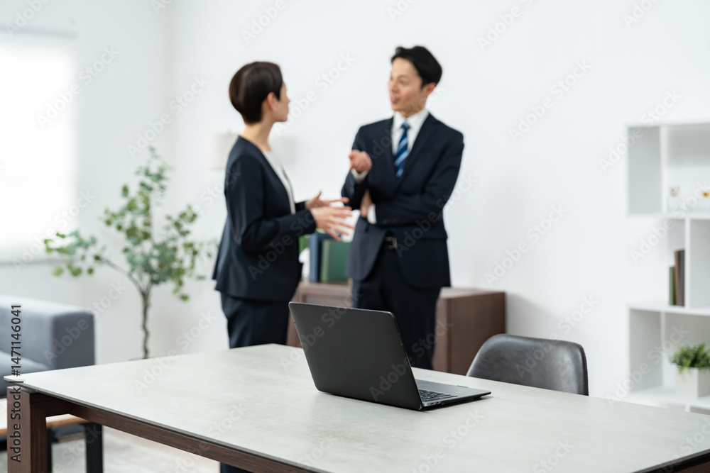 立って話すビジネスマン 立って話すビジネスマン