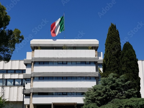 Obraz na płótnie view on facade of the national flag of italy w salonie