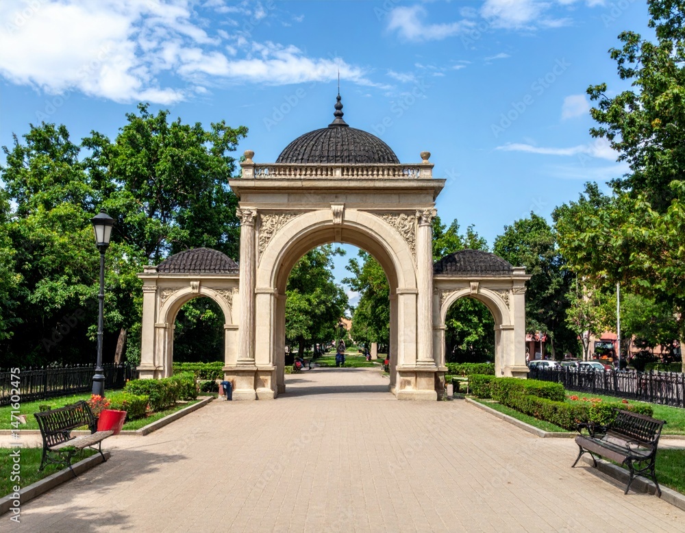 Obraz premium Beautiful Archway Surrounded by Lush Green Trees in a Park