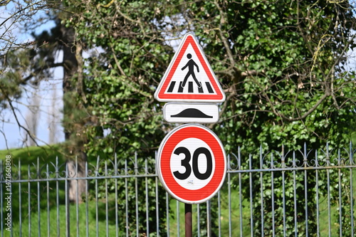 Panneau route  traversée piéton 30km/h