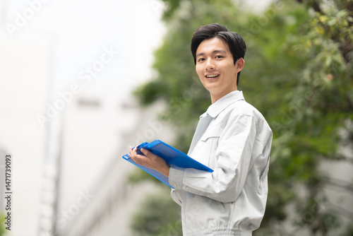 作業服を着た男性