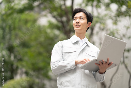 作業服を着た男性