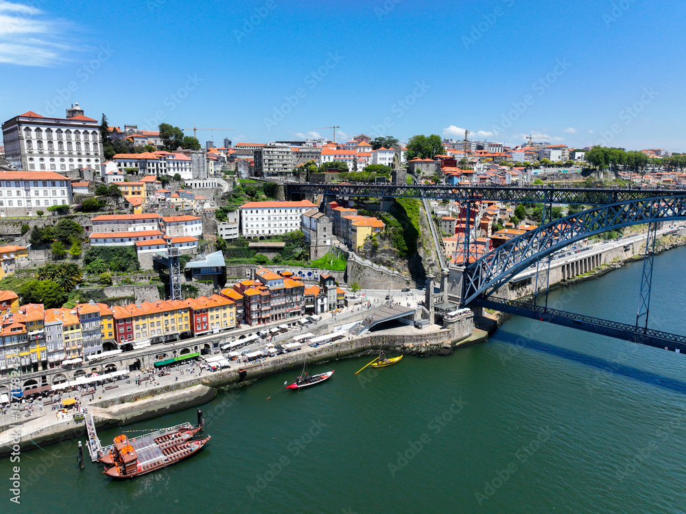 Obraz premium Aerial view of colorful riverside buildings and Dom Luís I Bridge in Porto