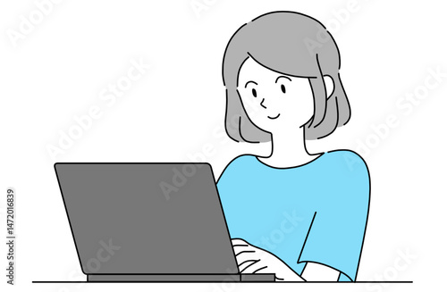 パソコンで何か調べている笑顔の若い女性