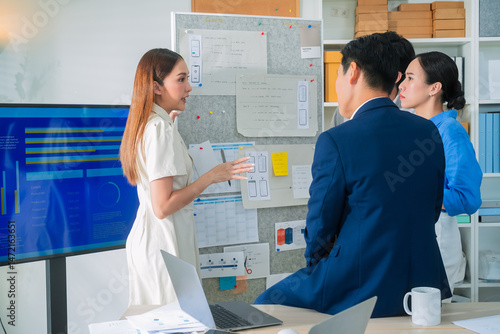 Corporate leader shares new CX/UX concepts, focusing on user insight, agile planning, digital optimization, and design thinking with a collaborative team