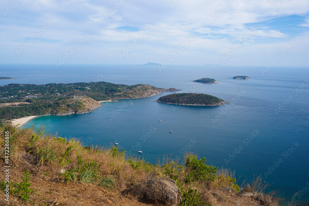Naklejka premium Breathtaking ocean view from Phuket — surrounded by tropical islands, crystal blue sea, and peaceful skies. A paradise of nature’s finest in southern Thailand.