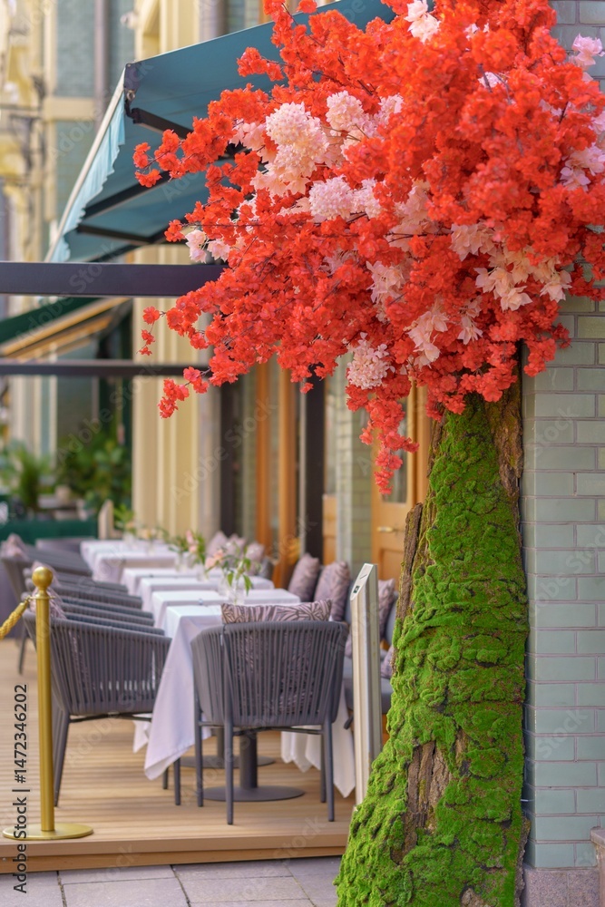 Obraz premium The outdoor cafe has tables covered with white tablecloths.