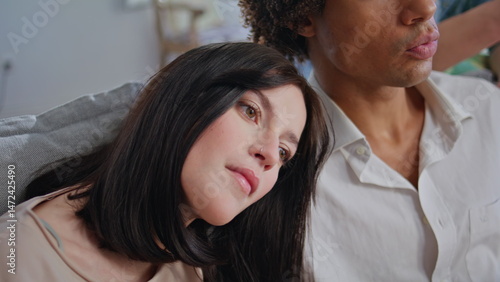 Obraz na płótnie Brunette putting head boyfriend shoulder eating popcorn in front of tv closeup w salonie