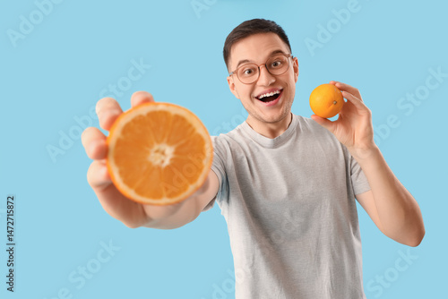Young man with oranges on b...