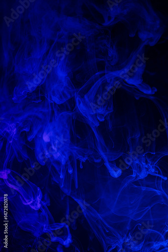 Obraz na płótnie Vertical composition of flowing blue smoke patterns. w salonie