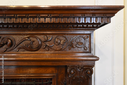 intarsio decorativo di un mobile antico in legno