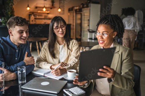 Canvas Print female financial adviser show finance plan to young entrepreneurs