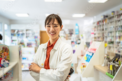 Smile japanese pharmacist is posing in a pharmacy shop Free Download Smile japanese pharmacist is posing in a pharmacy shop - GFXLoad