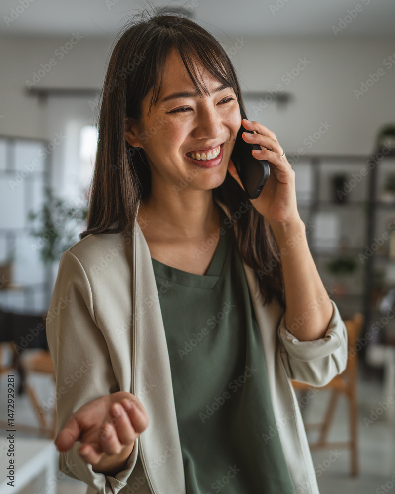 Φωτογραφία adult japanese woman talk on mobile phone in the living room
