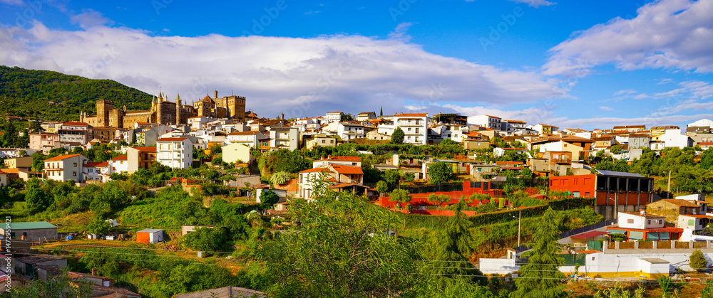Fototapeta premium Pueblo de Guadalupe en la provincia de Cáceres, España