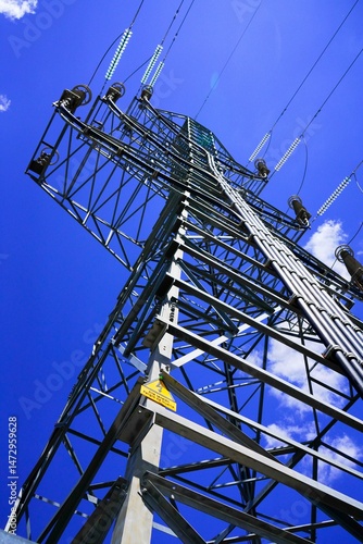 Torre metálica de energía eléctrica y cables de alta tensión.  