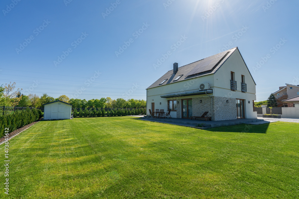 New build fully detached house with green lawn
