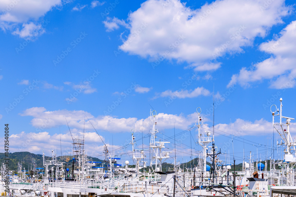 Obraz premium 漁港の春 船と海と 