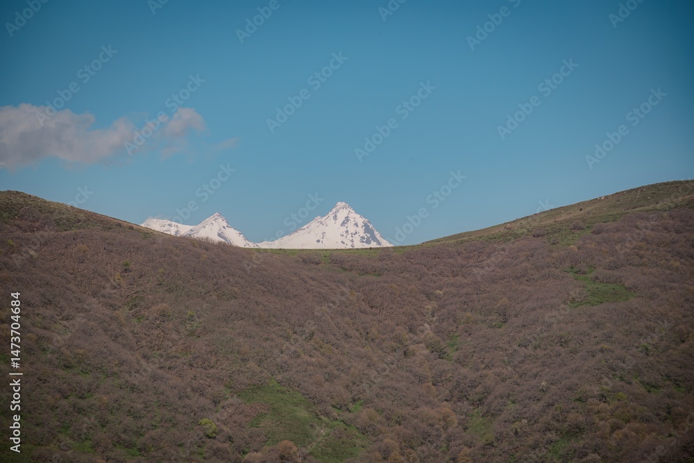 Obraz premium mountain landscape with blue sky and clouds