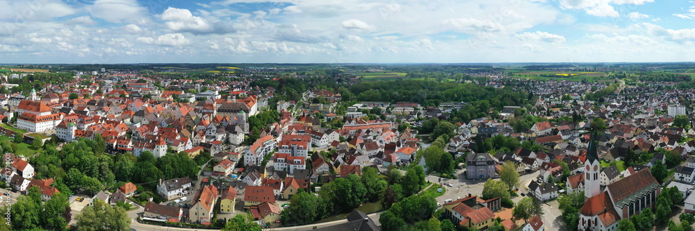 Eine beeindruckende Luftaufnahme von Günzburg, einer charmanten Stadt in Bayern. Die Stadt ist geprägt von einer harmonischen Mischung aus historischen und modernen Gebäuden mit roten Ziegeldächern. Eine beeindruckende Luftaufnahme von Günzburg, einer charmanten Stadt in Bayern. Die Stadt ist geprägt von einer harmonischen Mischung aus historischen und modernen Gebäuden mit roten Ziegeldächern.