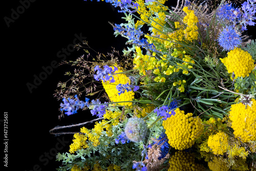 Obraz na płótnie bouquet of fresh wildflowers on black background w salonie
