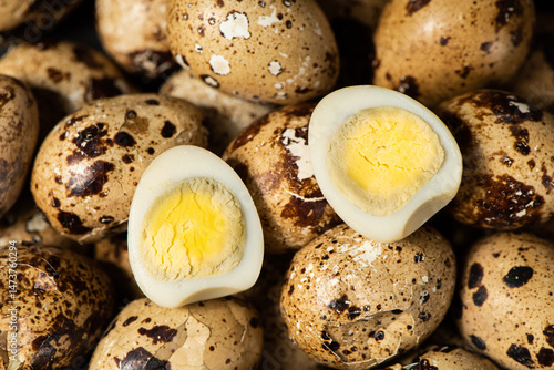 Obraz na płótnie colseup of cooked quail eggs background. w salonie