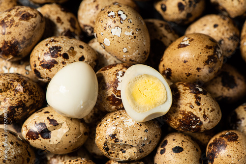 Obraz na płótnie colseup of cooked quail eggs background. w salonie