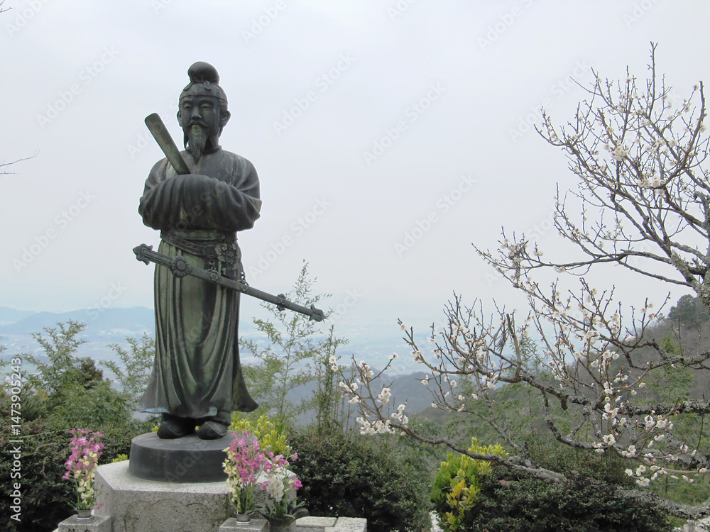 Obraz premium 日本:梅の花と銅像(605年繖山山頂に聖徳太子が創建した観音正寺)【観音寺城跡・国指定史跡】滋賀県近江八幡市安土町