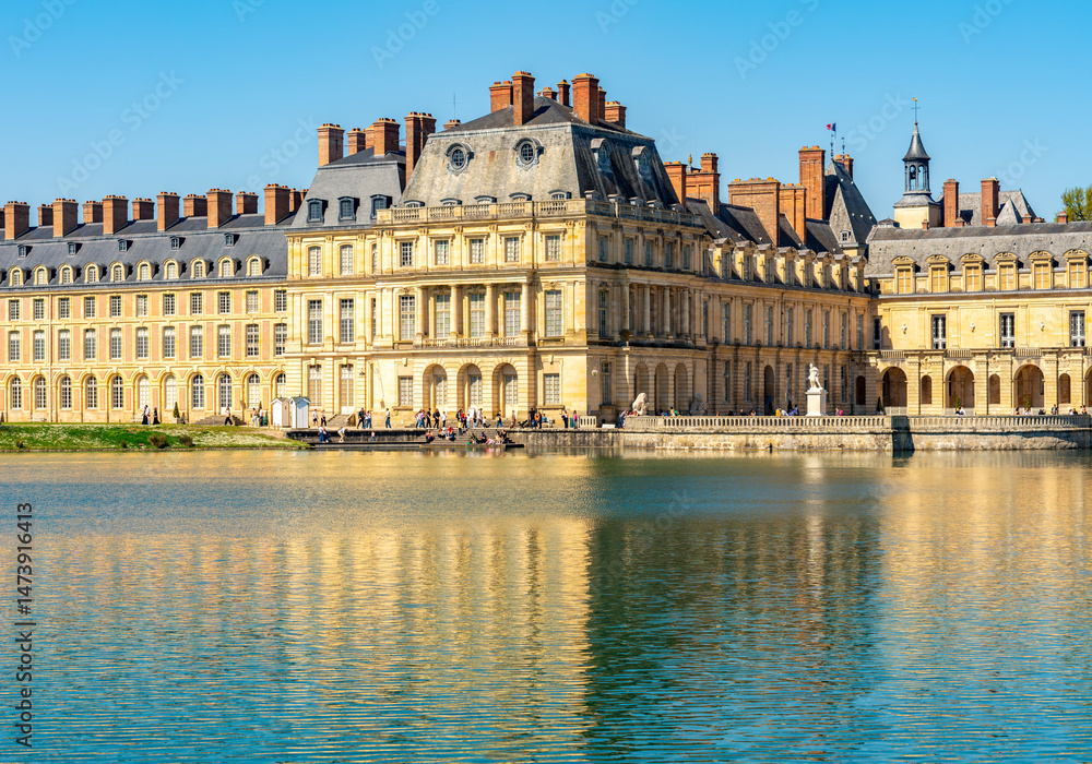 Fototapeta premium Fontainebleau palace (Chateau de Fontainebleau) and Carp's pond outside Paris, France
