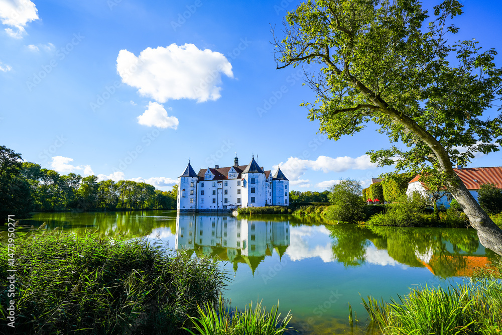 Obraz premium View of the castle in Glücksburg with the surrounding landscape. 