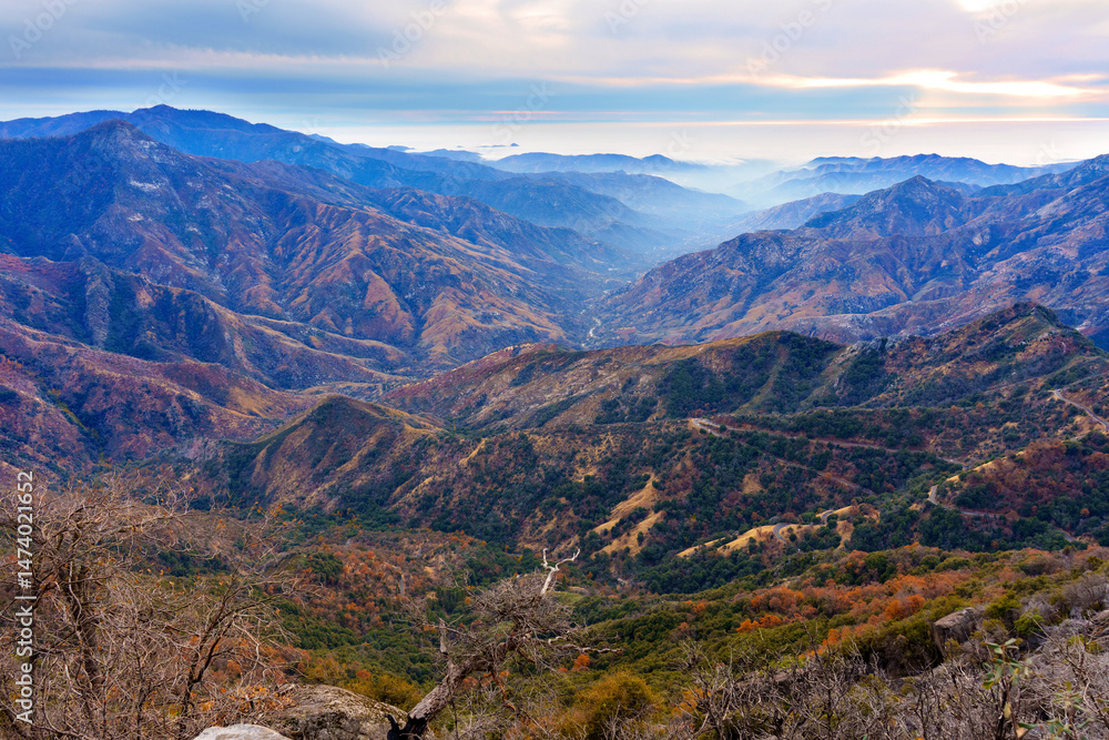 Naklejka premium Expansive View of Sequoia National Park's Majestic Mountains