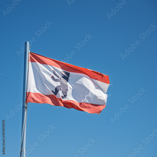 Die Landesflagge von Berlin weht im Wind