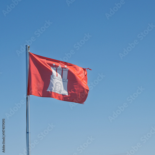 Landesflagge der Freien und Hansestadt Hamburg weht im Wind