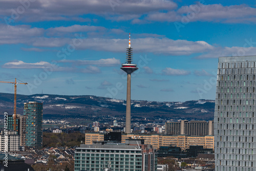 Spargel - Frankfurter Fernsehturm mit Taunus im Hintergrund bei klarer Sicht.