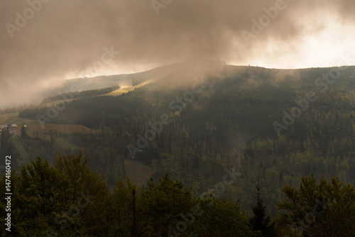Fototapeta Naklejka Na Ścianę i Meble -  Szlak na Halę Jaworową w Beskidzie Śląskim, w wiosenny mglisty poranek. 