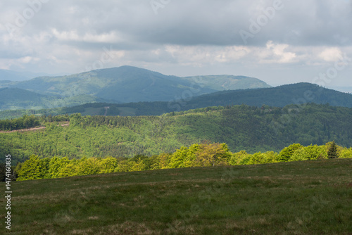 Fototapeta Naklejka Na Ścianę i Meble -  Hala Jaworowa w Beskidzie Śląskim niedaleko Szczyrk Salmopol, wiosenny poranek. 