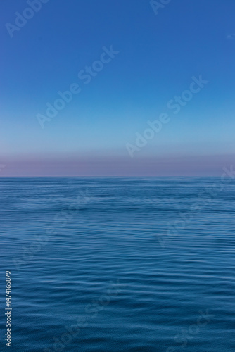 Horizont über ruhiger See bei klarem Himmel.