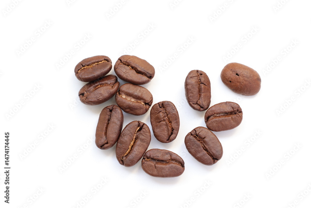 Obraz premium coffee beans isolated on white