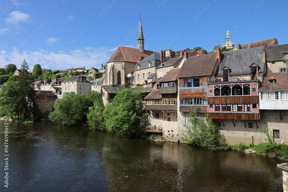 Fototapeta premium Maisons typiques le long de la rivière la Creuse, ville d'Argenton sur Creuse, département de l'Indre, France