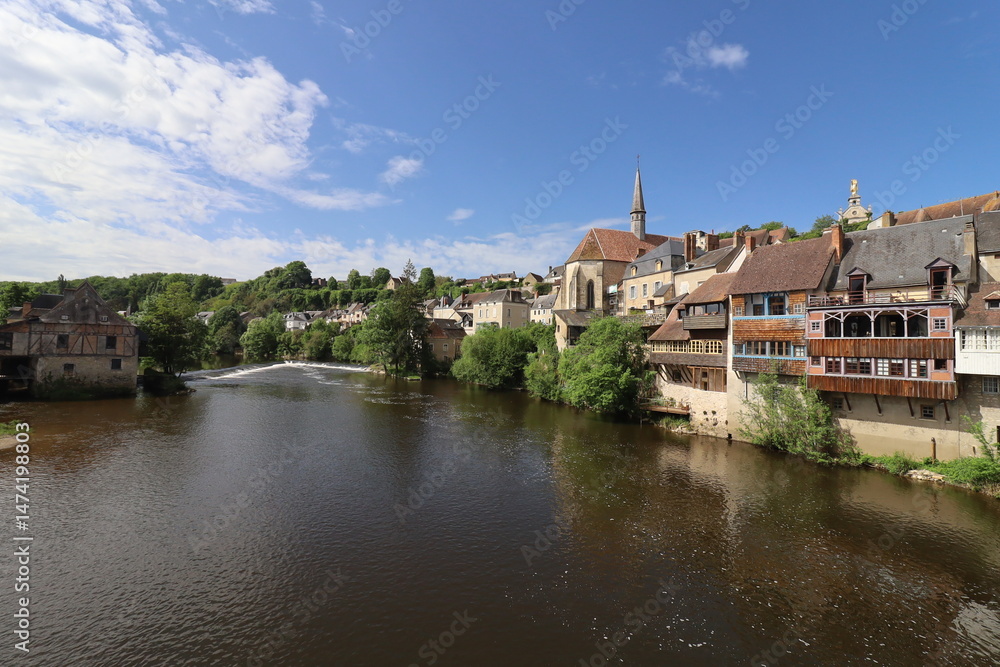Fototapeta premium Maisons typiques le long de la rivière la Creuse, ville d'Argenton sur Creuse, département de l'Indre, France