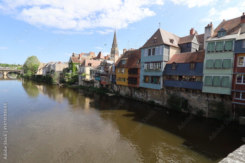 Fototapeta premium Maisons typiques le long de la rivière la Creuse, ville d'Argenton sur Creuse, département de l'Indre, France