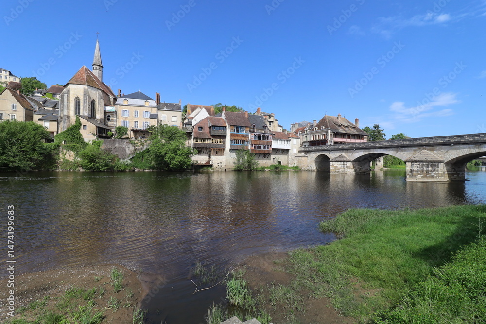 Fototapeta premium Maisons typiques le long de la rivière la Creuse, ville d'Argenton sur Creuse, département de l'Indre, France