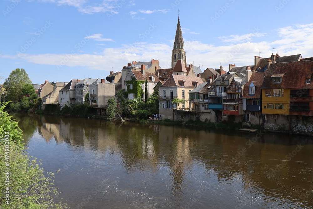 Fototapeta premium Maisons typiques le long de la rivière la Creuse, ville d'Argenton sur Creuse, département de l'Indre, France