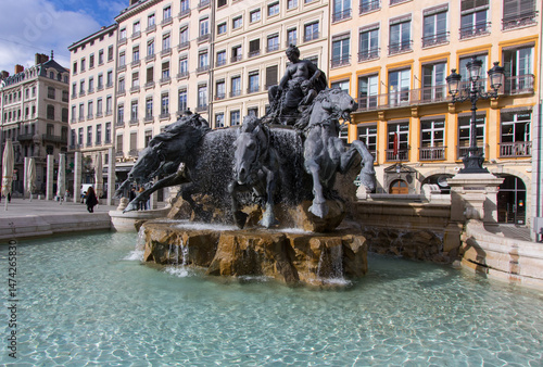 La fontaine Bartholdi se situe place des Terreaux, dans le centre de la ville française de Lyon. « Char triomphal de la Garonne » ou « Les fleuves et les sources allant à l'océan ».