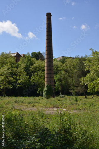 Restos de fabrica textil, solo queda la chimenea de la maquina de vapor.