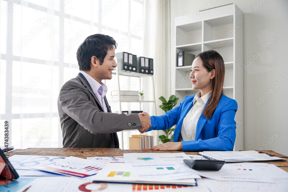 Obraz premium Business Agreement Handshake in Office