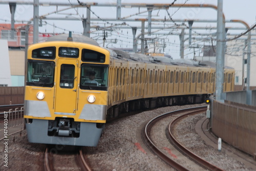カーブを描きながら西武池袋緩行線を走行する西武新2000系電車_2023/6/10撮影