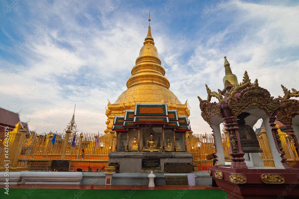Fototapeta premium Wat phra that hariphunchai worrawiharn pagoda temple at lumphun province northern of thailand