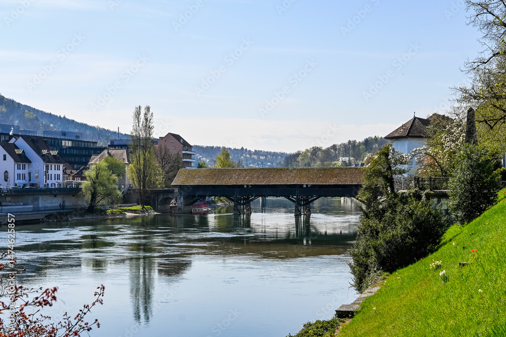 Fototapeta premium Olten, Stadt, Aare, Fluss, Alte Brücke, Holzbrücke, Altstadt, Zielemp, Amthausquai, Stadtburg, historische Häuser, Bahnhof, Frühling, Frühlingsblüte, Frühlingssonne, Solothurn, Schweiz 