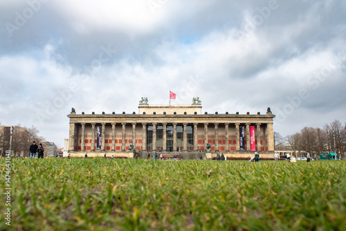 Wallpaper Mural Altes Museum in Berlin mit Rasenfläche im Vordergrund
 Torontodigital.ca
